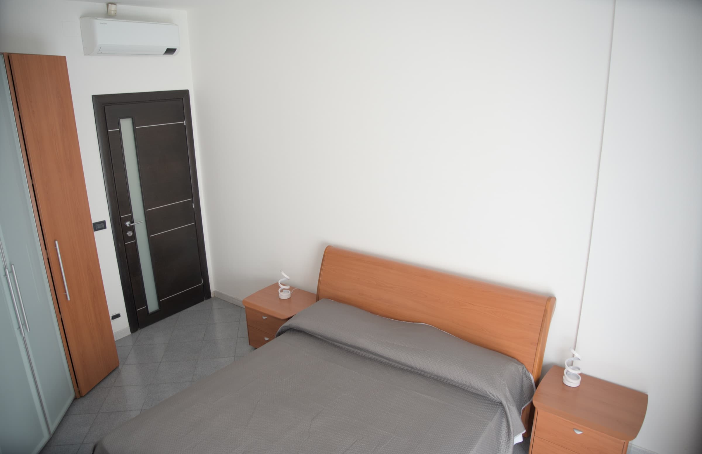 Letto con comodini