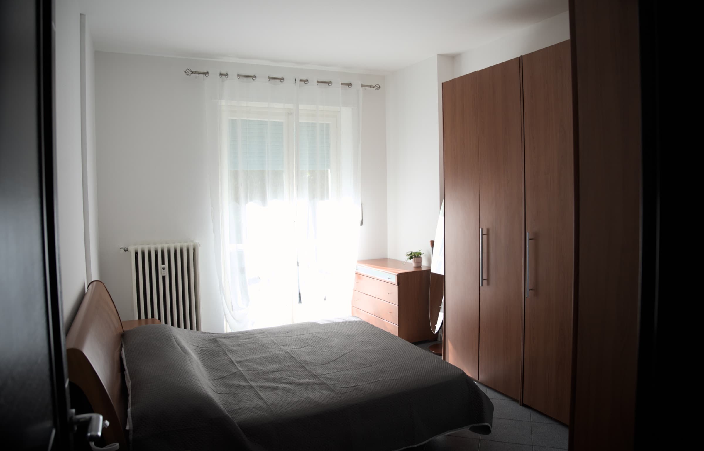 Camera con letto e armadio