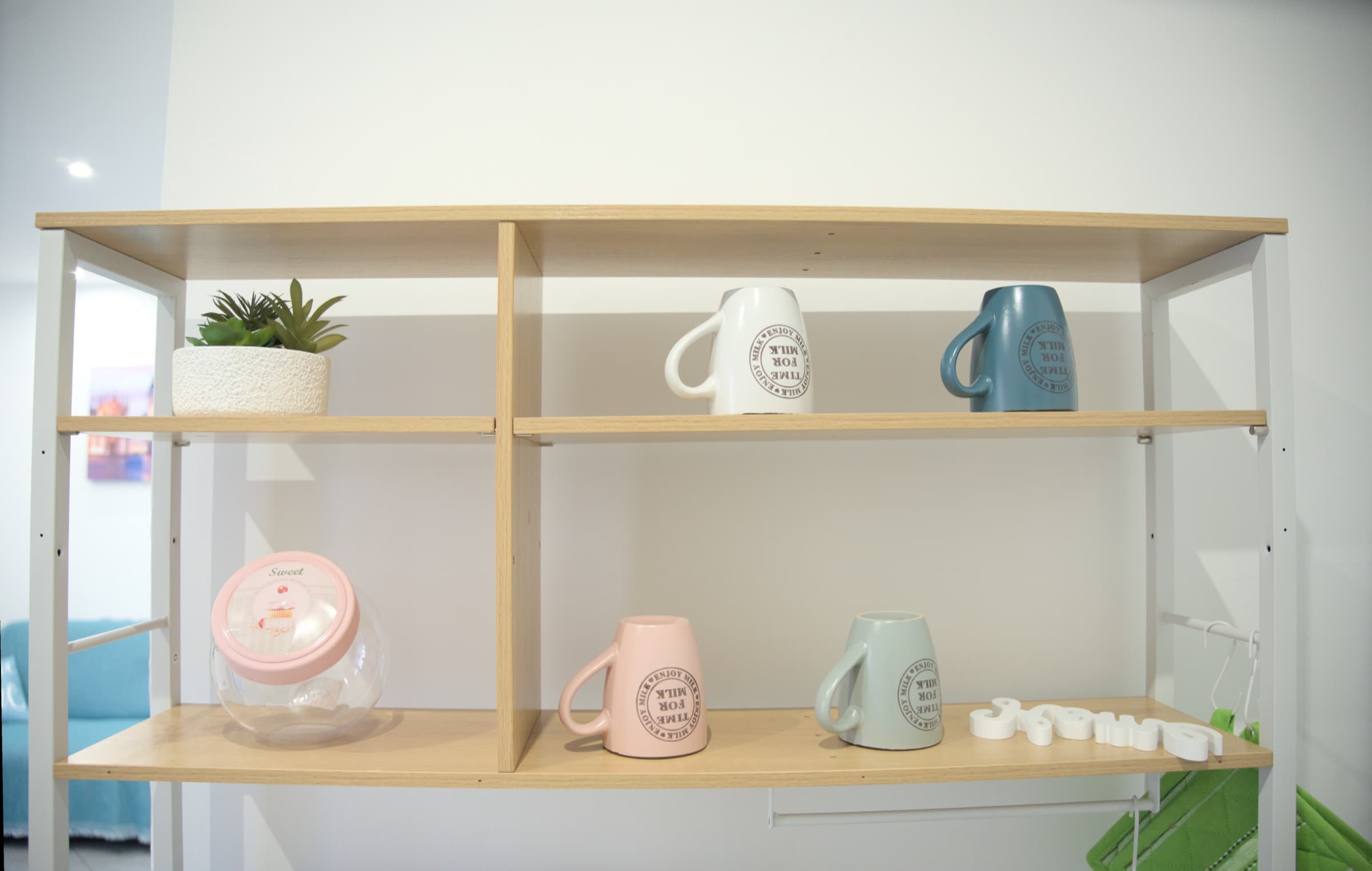 Mensole con tazze e decorazioni