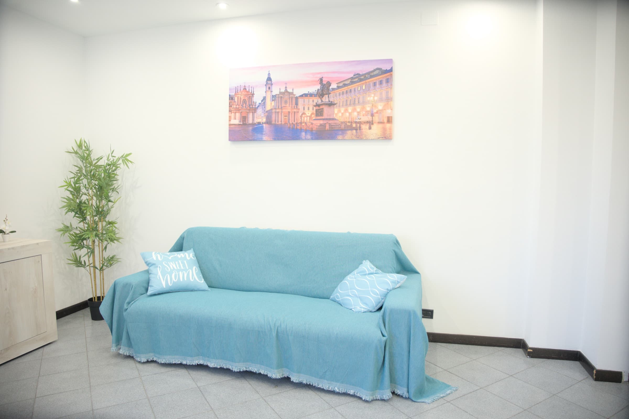 Divano con quadro decorativo